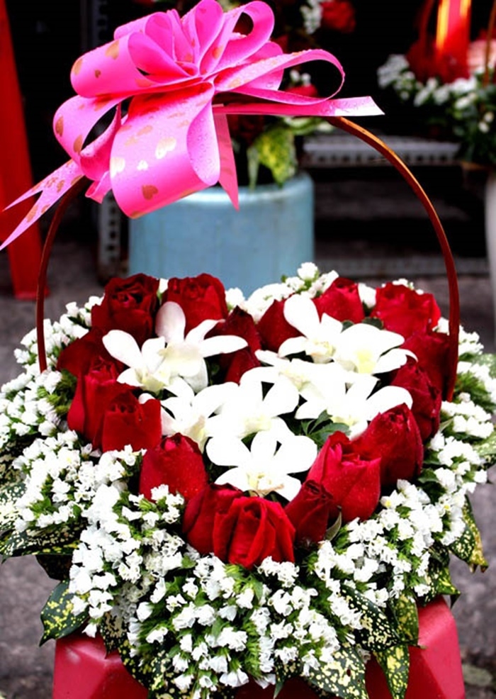 Với giỏ hoa đẹp, bạn sẽ thấy rằng sự lựa chọn hoa thật sự quan trọng để thể hiện tình cảm và sự chân thành. Hãy cùng lựa chọn những giỏ hoa đẹp và phù hợp nhất để gửi đến những người thân yêu của mình.