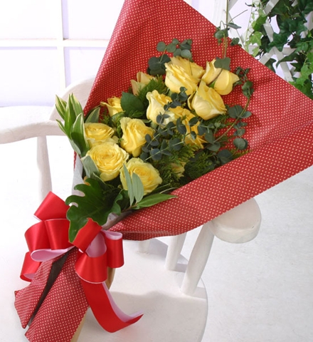 Bó hoa hồng tặng thầy cô giáo chắc chắn sẽ làm họ cảm thấy vô cùng xúc động. Xem hình ảnh liên quan để tìm kiếm những mẫu bó hoa hồng đẹp, phù hợp với người thầy của bạn.